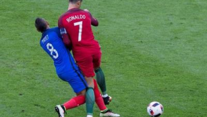 足球推人飞踹是否算犯规，这一争议你知道答案吗