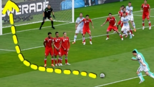 足球开球瞬间：裁判究竟站在何处吹响开场哨？