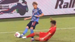 足球背后放铲：是合理拼抢还是严重犯规行为？