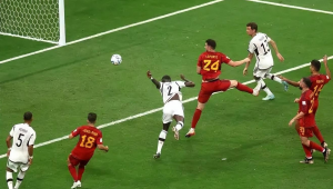 足球接球带球跑是否犯规？规则解析与探讨