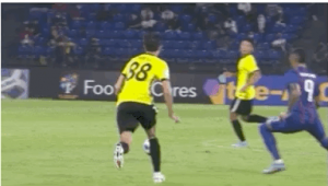 足球背后抢球是否犯规？规则详解与实际判罚案例分析