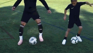 以“你想要踢足球吗”作答，揭开足球世界的别样魅力