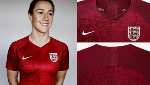 足球衣深红色好看吗？魅力色彩，引发视觉与情感双重碰撞