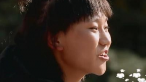 女生踢足球时留长发可行吗