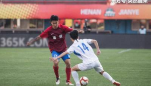 足球哨响那一刻,进攻犯规与否如何判定?