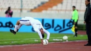 足球翻跟头失误是否算犯规,你知道答案吗?