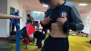 女生练足球能练出腹肌吗 探索足球训练对女生腹部的塑造效果