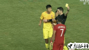 足球对手掏红牌算犯规吗