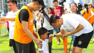 踢足球的人会驼背吗