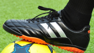 男足球鞋去哪买划算？掌握这些渠道，轻松购得高性价比战靴