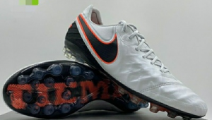 脚宽中后卫适配足球鞋推荐，助你赛场稳健发挥