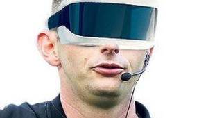 足球裁判戴眼镜可行吗？探讨其对赛场执法的影响与争议