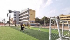 现在中学都有足球场吗