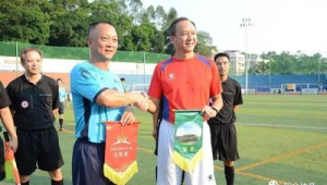 足球赛后握手礼仪:究竟哪方先伸出友好之手?