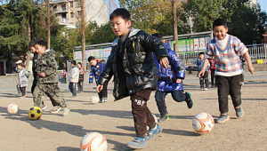 学生在小区踢足球是否违法？这几点因素需考量