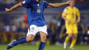 女生用脚尖踢足球是否正确探讨