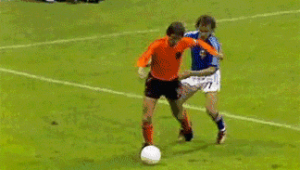 足球能否追着人防守？这一疑问引发对足球防守规则的深度探讨