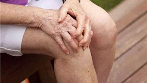 膝盖髌骨软化能踢足球吗