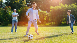 每个周末都要踢足球吗？是热爱驱使还是另有缘由