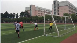 足球出界发球规则解析:此球能踢吗?