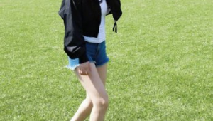 踢足球时穿外套合适吗？探讨足球着装与运动体验的关系