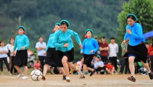 少数民族小孩踢足球吗？探索足球场上的多彩身影