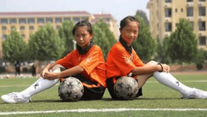 少林足球里有双胞胎吗