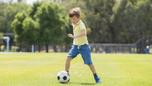 7岁适合学踢足球吗
