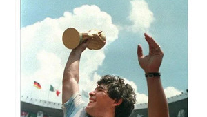 贝利是足球永远的神吗：传奇荣耀与诸多争议交织下的足坛探讨