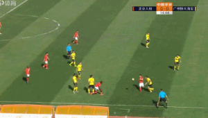 足球拉球后停球是否犯规？规则解读与争议探讨