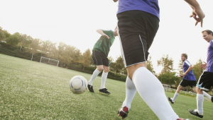 踢足球人出界运球是否犯规，你知道吗？