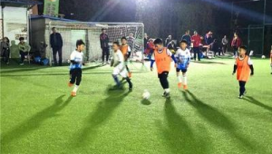 小孩学足球有好处吗女孩