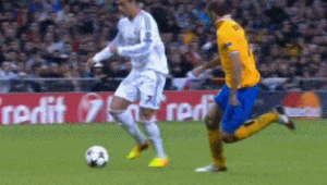 足球防守时拽衣服是否犯规?规则解读与赛场判罚探讨