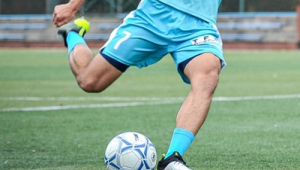 踢球不穿足球袜算犯规吗?规则解读与实际情况分析