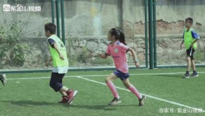 小学女生踢足球吗？与男生相比谁更具优势或特色？