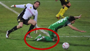 足球踢头假摔是否犯规:规则界定与赛场争议探讨