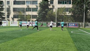 足球传球时脚下是否移动，关乎传球效果与赛场局势