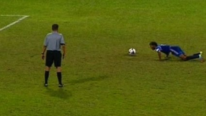 足球点球使用假动作是否违法?规则解读与争议探讨