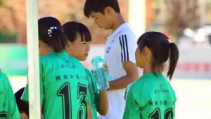 女生踢足球口渴能否喝水？这背后的考量你了解吗