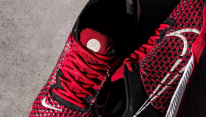 耐克足球鞋脚底按压疼吗？全方位解析其穿着体验与痛点