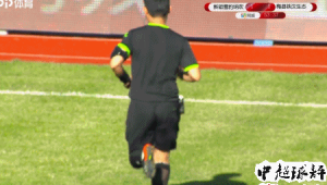 足球用脚守球是否犯规:规则解读与赛场争议探讨