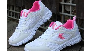 女生踢足球,真的有必要穿雨鞋吗?