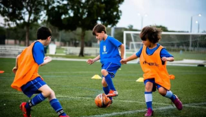 西班牙孩子踢足球是否免费？背后真相引人深思