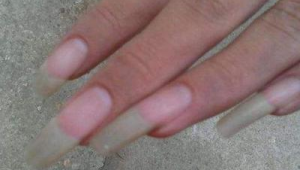 长指甲可以踢足球吗女生