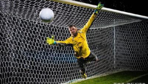 足球踢进篮框是否犯规？规则解析与探讨