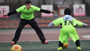 教练找孩子踢足球违法吗