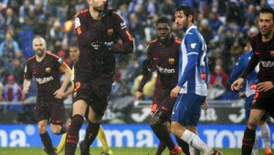 足球拉人衣服是否犯规：规则解读与赛场判罚探讨