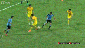 双脚踩球在足球上是否算犯规,规则界定与争议探讨