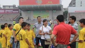 在楼上踢足球影响楼下吗