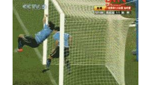 足球点球：球员能否用手？规则解析与争议探讨